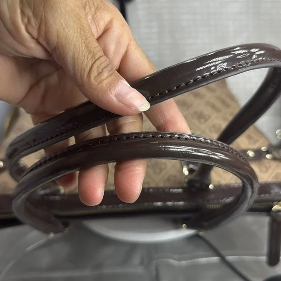 (Q0) GUESS Scandal Satchel Medium Tote, logo print - Picture 10 of 16